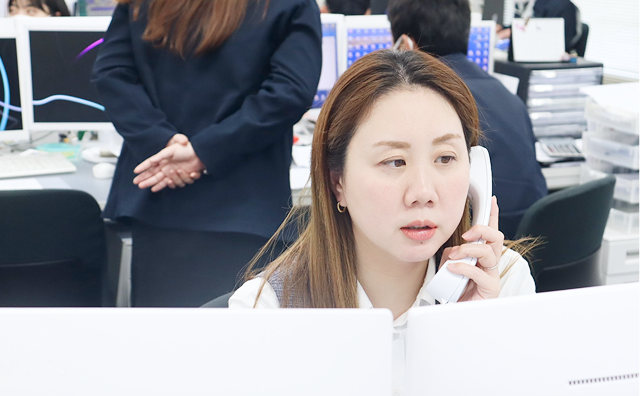 握手をする営業マン